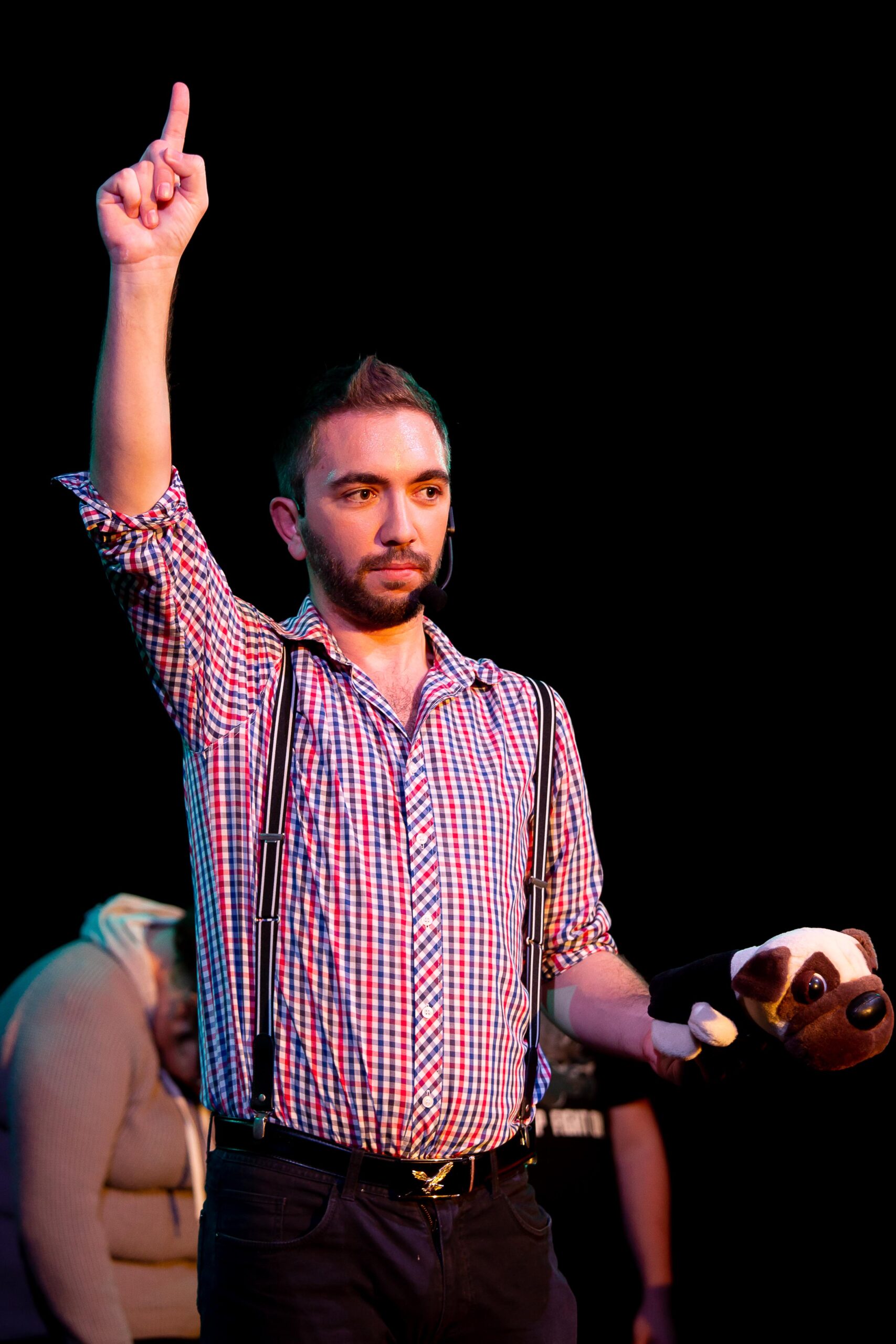 Nico Hypnotiseur sur scène, main levée pendant un spectacle